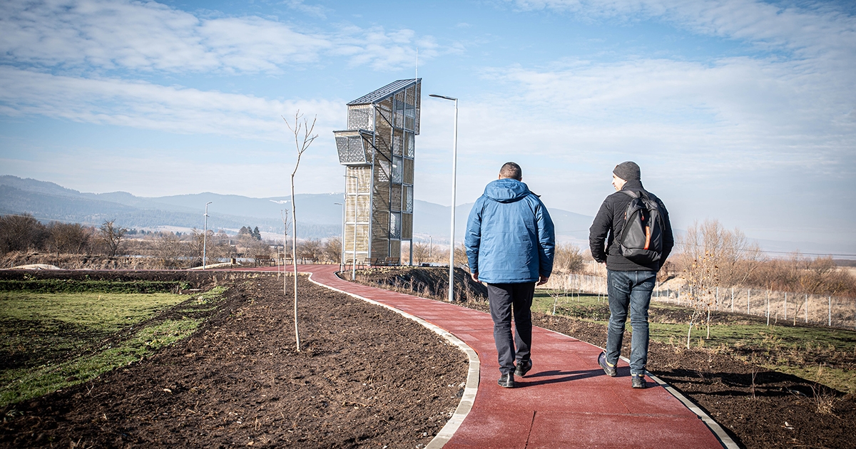 Modern sportközpont kilátóval